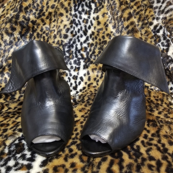 Shoes - Picture 4 of 6